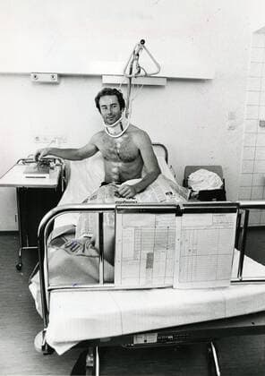 INNSBRUCK 1979-09-17 Utförsakaren Ingemar Stenmark med stödkrage pa sjukhus i Innsbruck efter en krasch under störtloppsträning i Val Senales (Schnalstal) INNSBRUCK ÖSTERRIKE PER x8x *** INNSBRUCK 1979 09 17 Defender Ingemar Stenmark with a support collar in hospital in Innsbruck after a crash during downhill training in Val Senales Schnalstal INNSBRUCK AUSTRIA PER x8x  Copyright: xBerntxClaesson Expressen TTx STENMARK SKADAD