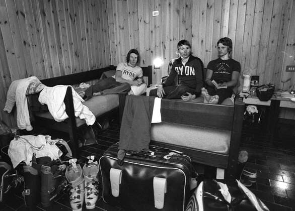 ARKIV 1974-10-28 Det svenska alpina herrlandslagets Ingemar Stenmark, Thomas Ringbrant och Stig Strand pa hotellrummet under landslagets glaciärträning 28:e oktober 1974 inför starten av världscupsäsongen. x34x *** ARCHIVE 1974 10 28 The Swedish mens alpine team Ingemar Stenmark, Thomas Ringbrant and Stig Strand in the hotel room during the national teams glacier training on 28 October 1974 before the start of the World Cup season x34x  Copyright: xLarsxNybergx xTTx ALPINA SKIDLANDSLAGET
