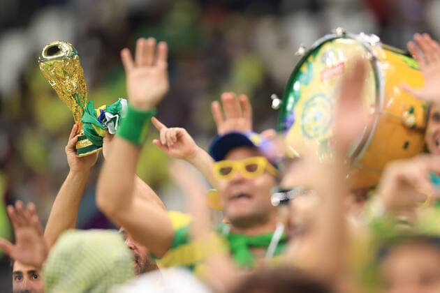 Football - FIFA World Cup, WM, Weltmeisterschaft, Fussball - Group G - Brazil v Serbia 24th November 2022 - FIFA World Cup - Group G - Brazil v Serbia - Brazil fans hold up a World Cup trophy replica - Photo: Simon Stacpoole Offside. Doha Qatar *** Fußball FIFA Fussball-Weltmeisterschaft Gruppe G Brasilien gegen Serbien 24. November 2022 FIFA Fussball-Weltmeisterschaft Gruppe G Brasilien gegen Serbien Brasilianische Fans halten eine Nachbildung der WM-Trophäe hoch Foto Simon Stacpoole Abseits Doha Katar  Copyright: xSimonxStacpoolexOffside