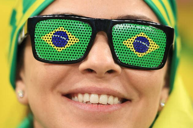 Sport Bilder des Tages Football - FIFA World Cup, WM, Weltmeisterschaft, Fussball - Group G - Brazil v Serbia 24th November 2022 - FIFA World Cup - Group G - Brazil v Serbia - A fan with Brazil flag glasses - Photo: Simon Stacpoole Offside. Doha Qatar *** Fußball FIFA Fussball-Weltmeisterschaft Gruppe G Brasilien gegen Serbien 24. November 2022 FIFA Fussball-Weltmeisterschaft Gruppe G Brasilien gegen Serbien Ein Fan mit Brasilien-Fahnenbrille Foto Simon Stacpoole Abseits Doha Katar  Copyright: xSimonxStacpoolexOffside
