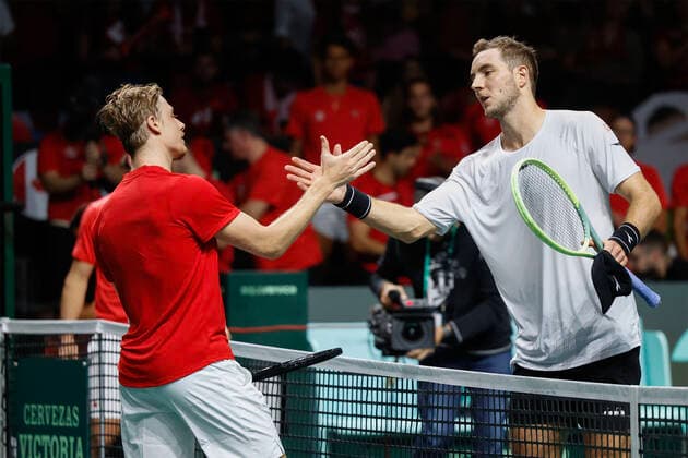 Denis Shapovalov CAN congratulates the winner Jan Lennard Struff GER , Jubilation, Joy, Emotion, Davis Cup Finals 2022, Palacio de Deportes JosÃ Copyright: xJuergenxHasenkopfx