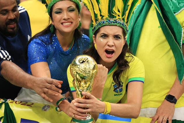 Football - FIFA World Cup, WM, Weltmeisterschaft, Fussball - Group G - Brazil v Serbia 24th November 2022 - FIFA World Cup - Group G - Brazil v Serbia - Brazil fans hold a replica of the World Cup trophy - Photo: Simon Stacpoole Offside. Doha Qatar *** Fußball FIFA Fussball-Weltmeisterschaft Gruppe G Brasilien gegen Serbien 24. November 2022 FIFA Fussball-Weltmeisterschaft Gruppe G Brasilien gegen Serbien Brasilianische Fans halten eine Nachbildung des WM-Pokals Foto Simon Stacpoole Abseits Doha Katar  Copyright: xSimonxStacpoolexOffside