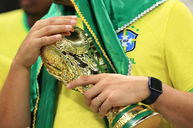 Football - FIFA World Cup, WM, Weltmeisterschaft, Fussball - Group G - Brazil v Serbia 24th November 2022 - FIFA World Cup - Group G - Brazil v Serbia - A Brazil fan holds a replica of the World Cup trophy - Photo: Simon Stacpoole Offside. Doha Qatar *** Fußball FIFA Fussball-Weltmeisterschaft Gruppe G Brasilien gegen Serbien 24. November 2022 FIFA Fussball-Weltmeisterschaft Gruppe G Brasilien gegen Serbien Ein brasilianischer Fan hält eine Nachbildung des WM-Pokals Foto Simon Stacpoole Abseits Doha Katar  Copyright: xSimonxStacpoolexOffside