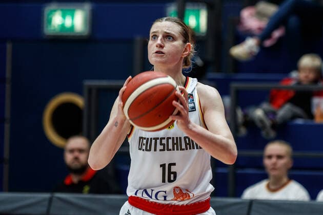 Alina Hartmann GER, 16 at free throw, 11 24 2022, Weissenfels Germany , Basketball, FIBA Women s Eurobasket Qulifiers, GER BIH xprx