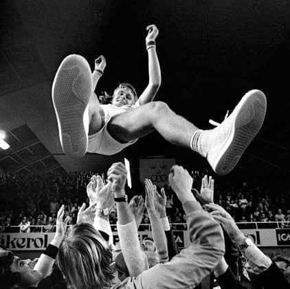 STOCKHOLM 1975-12-21 Davis Cup-hjälten Björn Borg hissas i Kungliga tennishallen efter seger i finalen mot tjecken Jan Kodes. Foto Jacob Forsell XP SCANPIX Kod 14 **AFTONBLADET OUT** STOCKHOLM SVERIGE x14x *** STOCKHOLM 1975 12 21 Davis Cup hero Björn Borg is hoisted in the Royal Tennis Hall after his victory in the final against Jan Kodes of the Czech Republic Photo Jacob Forsell XP SCANPIX Code 14 AFTONBLADET OUT STOCKHOLM SWEDEN x14x  Copyright: xJacobxForsellx xXPx xTTx DAVIS CUP 1975 FINAL SVE-TJE