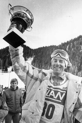 Alta Badia 1985-12-15 Ingemar Stenmark höjer segerpokalen efter sin 80:e världscupseger i storslalom Alta Badia Italien x50x *** Alta Badia 1985 12 15 Ingemar Stenmark raises the trophy after his 80th World Cup victory in the giant slalom Alta Badia Italy x50x  Copyright: xGöranxÄrnbäck Expressen TTx INGEMAR STENMARK