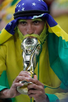 Brazil v Serbia 2022 FIFA World Cup, WM, Weltmeisterschaft, Fussball Brazil fan with a replica World Cup during the 2022 FIFA World Cup Group G match at Lusail Stadium, Lusail Content Not Available For UK Newspapers Copyright: xPaulxChestertonx FIL-17642-0109 UK Newspapers OUT