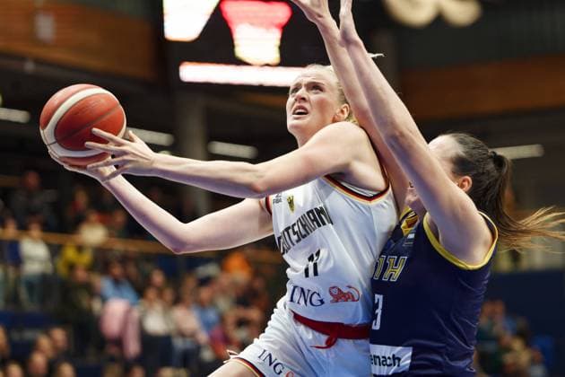 Marie Guelich GER, 11 , Jovana Mandic BIH, 3 , Germany vs Bosnia Herzegovina, Basketball, Women, International Match, European Championship Qualification, 2022 2023, Group A, 24 11 2022, Germany vs Bosnia Herzegovina, Basketball, Women, International Match, European Championship Qualification, 2022 2023, Group A, 24 11 2022, Weissenfels Copyright: xEibner-Pressefoto EckehardxSchulzx ep_eer