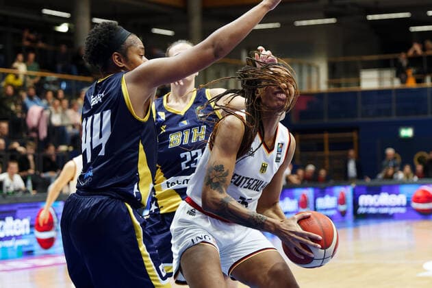 Courtney Hurt BIH, 44 , Jovana Markovic BIH, 23 , Ama Degbeon GER, 25 , Germany vs Bosnia Herzegovina, basketball, women, international, European Championship qualifying, 2022 2023, group A, 24 11 2022, Germany vs Bosnia Herzegovina, basketball, women, international, European Championship qualifying, 2022 2023, group A, 24 11 2022, Weissenfels Copyright: xEibner-Pressefoto EckehardxSchulzx ep_eer