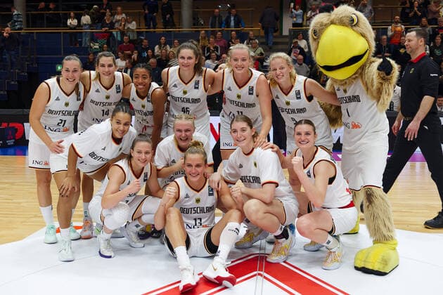 German team jubilation after 97 58 home win, Germany vs Bosnia Herzegovina, basketball, women, country match, European Championship qualification, 2022 2023, group A, 24 11 2022, Germany vs Bosnia Herzegovina, basketball, women, country match, European Championship qualification, 2022 2023, group A, 24 11 2022, Weissenfels Copyright: xEibner-Pressefoto EckehardxSchulzx ep_eer