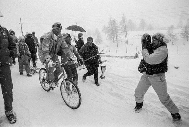Sestriere 1986-11-29 Ingemar Stenmark vann slalom i Sestriere och fick en cykel i extrapris Sestriere Italien x4x *** Sestriere 1986 11 29 Ingemar Stenmark won the slalom in Sestriere and got a bike as an extra prize Sestriere Italy x4x  Copyright: xTorbjörnxAnderssonx xEXPx xTTx INGEMAR STENMARK