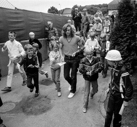 Bastad 1980 06 09 Tennis player Björn Borg with young autograph hunters during the Davis Cup tennis match between Sweden and Italy in Bastad Bastad Sweden x4x  Copyright: xTorbjörnxAnderssonx xEXPx xTTx TENNIS DC SVE-ITA BORG