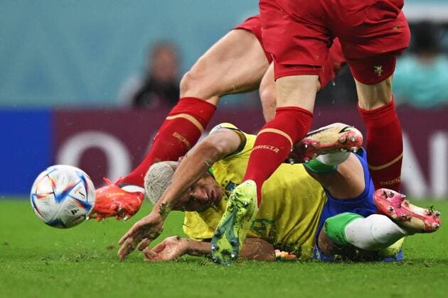 Qatar Soccer World Cup Brazil - Serbia 8324209 24.11.2022 Brazil s Richarlison struggles for a ball during the Qatar 2022 World Cup Group G soccer match between Brazil and Serbia at the Lusail Stadium in Lusail, Qatar. Grigory Sysoev Sputnik Lusail Qatar  Copyright: xGrigoryxSysoevx