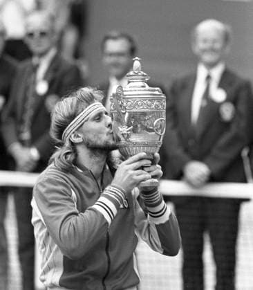 LONDON 1980 07 05 Björn Borg kisses the bow after winning the Wimbledon tennis tournament for the fifth year in a row LONDON UK TENNIS x22x  Copyright: xLarsxJansson EXP TT x BORG WIMBLEDON 1980