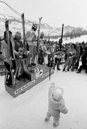 Kizbühel 198601 Alpine akaren Ingemar Stenmarks, till höger pa prispallen, dotter vill vara med och hylla sin pappa Kizbühel Österrike x4x *** Kizbühel 198601 Alpine athlete Ingemar Stenmarks daughter, right on the podium, wants to pay tribute to her father Kizbühel Austria x4x  Copyright: xTORBJÖRNxANDERSSONx xXPx xTTx INGEMAR STENMARK