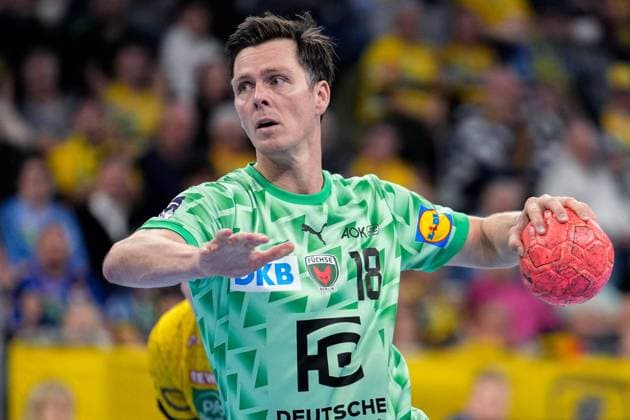 Hans Lindberg foxes, 18 , on the ball, single image, single photo, seven-meter, 7-meter, penalty throw, game scene, action, action, 24 11 2022, Mannheim Germany , Handball, Bundesliga, Rhein Neckar Löwen Füchse Berlin xozx