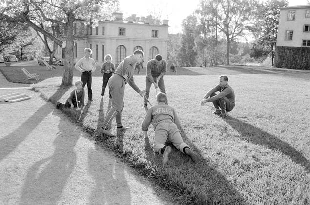 STOCKHOLM 19580606 Part of the Swedish national football team plays croquet in Lillsved on Värmdö to relax before the upcoming football World Cup Here are among others Orvar Bergmark, Ake Johansson and Ingemar Haraldsson playing a match STOCKHOLM SWEDEN x34x  Copyright: xLARSxNYBERGx xTTx LILLSVED 1958