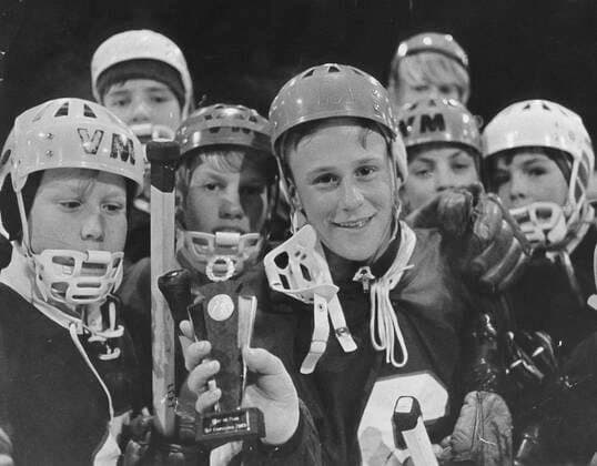 SÖDERTÄLJE 1969 original caption Happy kids in Södertälje shocked around Björn Borg best player on the rink when Tälje went to the semifinals against Nordia Björn is a phenomenon as well as a school champion in tennis Bjorn Borg playing ice hockey 1969 A proud Bjorn Borg surrounded by his team mates in Talje hockey after he was elected best player on the rink Södertälje Sweden x24x  Copyright: xKennethxJonassonx xExpressenx xTTx BJÖRN BORG ISHOCKEY