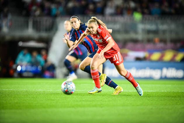 Bilder des Jahres, Sport 11 November Sport Themen der Woche KW47 Sport Bilder des Tages BARCELONA - November 24, 2022. A. Bonmati FC Barcelona, Barca Femeni) and S. Laudehr (Bayern München) battle for the ball during a UEFA Woman™s Champions League match between FC Barcelona against Bayern München at Spotify Camp Nou Stadium in Barcelona, Spain. (Photo by Felipe Mondino) *** BARCELONA November 24, 2022 A Bonmati FC Barcelona Femeni and S Laudehr Bayern München battle for the ball during a UEFA Woman™s Champions League match between FC Barcelona against Bayern München at Spotify Camp Nou Stadium in Barcelona, Spain Photo by Felipe Mondino Copyright: xFelipexMondinox