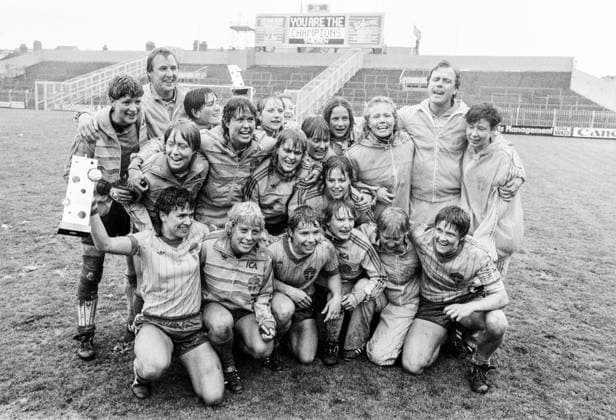 The Swedish national team cheers after the victory against England in the final of the European Football Championship in Luton, England, on 27 May 1984 The Swedish gold team Top row, from left Elisabeth Leidinge, Ulf Lyfors national team captain , Camilla Andersson, Angelica Burevik, Ingela Palmqvist, Anette Nicklasson Second row, from left Helen Johansson, later Björk Mia Kaberg, Karin Ahman Svensson, Eva Andersson, Lena Videkull, Gunilla Axan, Ulf Svensson assistant coach, Birgitta Pantzar physiotherapist Seated from left Anette Börjesson, Anna Svenjeby, Ann Jansson, Doris Uusitalo, Inger Arnesson, Pia Sundhage Missing from the picture are Anette Hansson, Karin Ödlund, Catarina Gjellan and Kaj Hansson assistant coaches Luton UK FOOTBALL x22x Copyright: xLarsxJansson EXP TTx EM FOTBOLL 1984