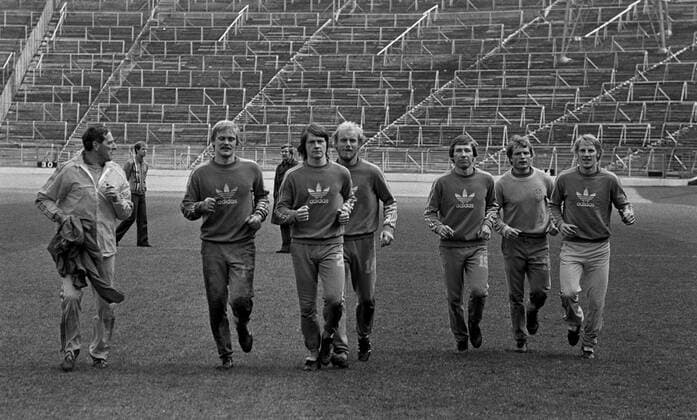 19770426 Förbundskapten Georg Aby Ericson visar upp svenska fotbollsproffs i Tyskland. Fr.v. Ronnie Hellström, Hasse Borg, Thomas Sjöberg, Conny Torstensson, Björn Andersson och Benny Wendt. TYSKLAND x4x *** 19770426 The Swedish national coach Georg Aby Ericson shows Swedish football professionals in Germany From left to right Ronnie Hellström, Hasse Borg, Thomas Sjöberg, Conny Torstensson, Björn Andersson and Benny Wendt GERMANY x4x  Copyright: xTORBJÖRNxANDERSSONx xEXPx xTTx FOTBOLLSPROFFS TYSKLAND