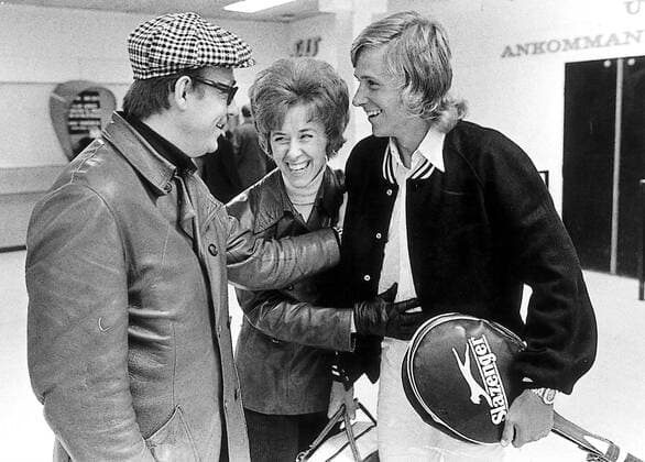 STOCKHOLM 1973 01 25 Tennis player Björn Borg with his parents Rune and Margareta Borg at Arlanda STOCKHOLM SWEDEN x32x  Copyright: xWeinexLexiusx xEXPx xTTx BJÖRN BORG MED FÖRÄLDRAR