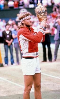 ** AFTONBLADET OUT ** LONDON 19800705. Björn Borg lyfter Wimbledonbucklan för femte aret i rad. Borg besegrade John McEnroe med 3-2 i finalen STOCKHOLM SWEDEN PB-KOD: 14 x14x *** AFTONBLADET OUT LONDON 19800705 Björn Borg lifts Wimbledon trophy for the fifth year in a row Borg defeated John McEnroe 3 2 in the final STOCKHOLM SWEDEN PB KOD 14 x14x  Copyright: xJACOBxFORSELLx BORG WIMBLEDON 1980