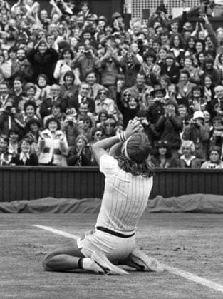 LONDON 1978-07-11 Swedish tennis player Bjorn Borg falls to his knees after winning the third consecutive victory at Wimbledon, July 1978. Borg won in the finals against American Jimmy Connors ******** Svenske tennisspelaren Björn Borg faller ner pa knä efter att ha vunnit tredje raka segern i Wimbledon, juli 1978. Borg vann i finalen över amerikanen Jimmy Connors. STORBRITANNIEN Tennis x14x *** LONDON 1978 07 11 Swedish tennis player Bjorn Borg falls to his knees after winning the third consecutive victory at Wimbledon, July 1978 Borg won in the finals against American Jimmy Connors Swedish tennis player Bjorn Borg falls to his knees after winning the third consecutive victory at Wimbledon, July 1978 Borg won in the finals against American Jimmy Connors STORBRITANNIEN Tennis x14x  Copyright: xJacobxForsellx WIMBLEDON 1978 BJÖRN BORG