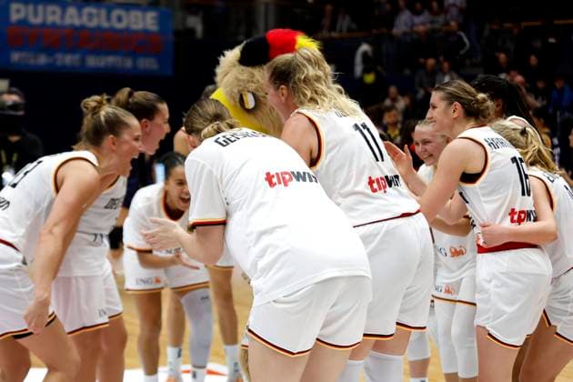 24 11 2022, Qualification FIBA Basketball Women European Championship 2023, Germany Bosnia and Herzegovina, German players cheering Weißenfels Stadthalle Weißenfels Sachsen Anhalt Germany