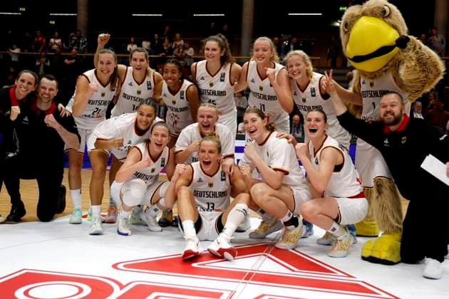 24 11 2022, Qualification FIBA Basketball Women European Championship 2023, Germany Bosnia and Herzegovina, German players cheering Weißenfels Stadthalle Weißenfels Sachsen Anhalt Germany