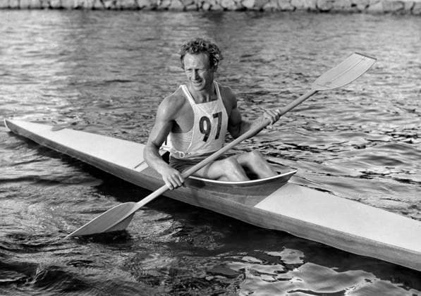 ARKIV - 1952 Gert Fredriksson, kanotist, sittandes i sin kanot. SVERIGE x1048x *** ARCHIVE 1952 Gert Fredriksson, canoeist, sitting in his canoe SWEDEN x1048x  Copyright: xDEXx GERT FREDRIKSSON