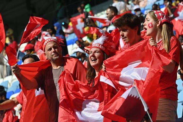 Schweizer Fans,Fussballfans. Schweiz (SUI) - Kamerun (CMR) 1-0 Gruppenphase Gruppe G am 24.11.2022, Al Janoub Stadium. Fussball Weltmeisterschaft 2022 in Katar vom 20.11. - 18.12.2022 *** Swiss fans,football fans Switzerland SUI Cameroon CMR 1 0 group stage group G on 24 11 2022, Al Janoub Stadium Football World Cup 2022 in Qatar from 20 11 18 12 2022
