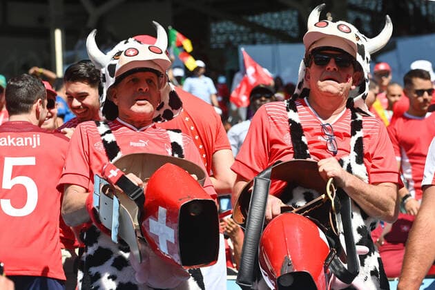 Schweizer Fans,Fussballfans mit Kuhglocken. Schweiz (SUI) - Kamerun (CMR) 1-0 Gruppenphase Gruppe G am 24.11.2022, Al Janoub Stadium. Fussball Weltmeisterschaft 2022 in Katar vom 20.11. - 18.12.2022 *** Swiss fans,football fans with cowbells Switzerland SUI Cameroon CMR 1 0 group stage group G on 24 11 2022, Al Janoub Stadium Football World Cup 2022 in Qatar from 20 11 18 12 2022
