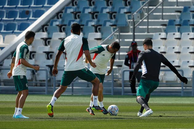 Mexico s players play with a ball during their national team, Nationalteam s training session at Al Khor stadium in Doha, Qatar, 25 November 2022. Mexico is to face Argentina on 26 November in their group C s second match within FIFA World Cup, WM, Weltmeisterschaft, Fussball 2022. Mexico s training session !ACHTUNG: NUR REDAKTIONELLE NUTZUNG!  Copyright: xJOSExMENDEZx EVE870 20221125-b19913ceff57a3555b8f4bb32d6409b08285706f