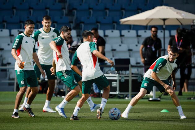 Mexico s players play with a ball during their national team, Nationalteam s training session at Al Khor stadium in Doha, Qatar, 25 November 2022. Mexico is to face Argentina on 26 November in their group C s second match within FIFA World Cup, WM, Weltmeisterschaft, Fussball 2022. Mexico s training session !ACHTUNG: NUR REDAKTIONELLE NUTZUNG!  Copyright: xJOSExMENDEZx EVE875 20221125-ea920d221499a2c58ec7886772f3d59db31861c9