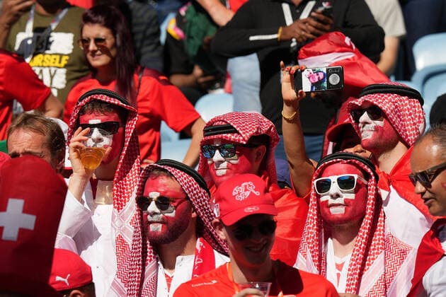 24.11.2022, Khalifa International Stadium, Doha, QAT, WM FIFA 2022, Group G, Schweiz vs Kamerun, im Bild Schweizer Fans auf den Tribünen. Doha Khalifa International Stadium Qatar *** 24 11 2022, Khalifa International Stadium, Doha, QAT, World Cup FIFA 2022, Group G, Switzerland vs Cameroon, in picture Swiss fans in the stands Doha Khalifa International Stadium Qatar  eu-images-506
