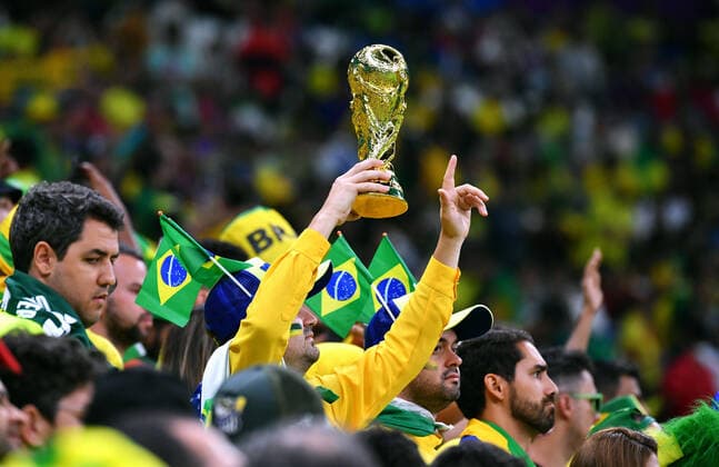 Fussball, Weltmeisterschaft, 2022, Herren, Qatar, Gruppe G, 1. Spieltag, Lusail Iconic Stadium: Brasilien - Serbien 2:0; Fans Brasilien. Fan, Fans, Fankultur, Begeisterung. FIFA REGULATIONS PROHIBIT ANY USE OF PHOTOGRAPHS AS IMAGE SEQUENCES AND OR QUASI-VIDEO *** Football, World Cup, 2022, Men, Qatar, Group G, 1 Matchday, Lusail Iconic Stadium Brazil Serbia 2 0 Fans Brazil Fan, Fans, Fan Culture, Enthusiasm FIFA REGULATES PROHIBIT ANY USE OF PHOTOGRAPHS AS IMAGE SEQUENCES AND OR QUASI VIDEO