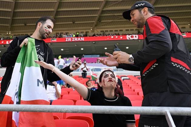 RECORD DATE NOT STATED FIFA World Cup, WM, Weltmeisterschaft, Fussball Qatar 2022 Wales vs Iran Fans o Aficion during the game Wales vs Iran, Corresponding to Group B of the FIFA World Cup Qatar 2022, at Ahmad bin Ali Stadium, Al-Rayyan, November 25, 2022. <br><br> Fans o Aficion durante el partido Gales vs Iran, correspondiente al Grupo B de la Copa Mundial de la FIFA Qatar 2022, en el Estadio Ahmad bin Ali, Al Rayyan, Doha, el 25 de noviembre de 2022. AL RAYYAN DOHA QATAR  Copyright: xJorgexMartinezx 20221125_10218