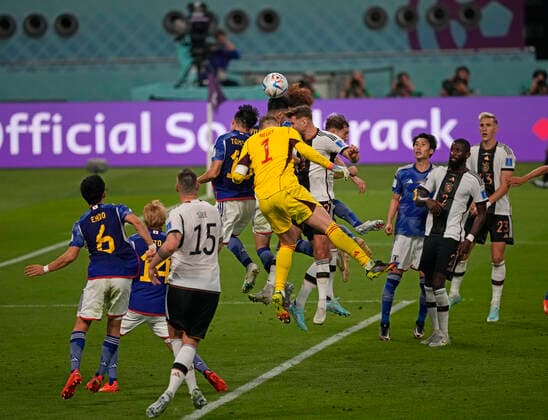 23.11.2022, Fussball Weltmeisterschaft 2022 in Katar, Vorrunde, 1.Spieltag, Deutschland - Japan, Khalifa International Stadium (Al-Rayyan), In der Schlussphase des Spieles stürmt sogar Torwart Manuel Neuer (mitte, Deutschland) im gegnerischen Strafraum um vergeblich die Niederlage zu verhindern. *** 23 11 2022, Football World Cup 2022 in Qatar, preliminary round, 1 match day, Germany Japan, Khalifa International Stadium Al Rayyan , In the final phase of the game, even goalkeeper Manuel Neuer mid, Germany rushes in the opponents penalty area to prevent defeat in vain 
