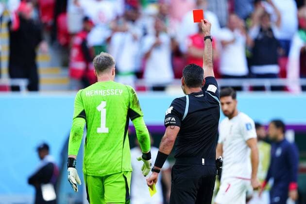 Sport Themen der Woche KW47 Sport Bilder des Tages Mandatory Credit: Photo by Javier Garcia Shutterstock (13634738bs) Goalkeeper Wayne Hennessey of Wales is shown a red card by match referee Mario Escobar Wales v Iran, FIFA World Cup, WM, Weltmeisterschaft, Fussball 2022, Group B, Football, Ahmad Bin Ali Stadium, Ar-Rayyan, Qatar - 25 Nov 2022 Editorial Use Only Wales v Iran, FIFA World Cup 2022, Group B, Football, Ahmad Bin Ali Stadium, Ar-Rayyan, Qatar - 25 Nov 2022 Editorial Use Only  Copyright: xJavierxGarcia Shutterstockx 13634738bs