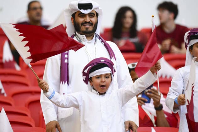 Supporters du Qatar - Ambiance FOOTBALL : Qatar vs Senegal - Groupe A - coupe du Monde Qatar 2022 - 25 11 2022 JBAutissier Panoramic 