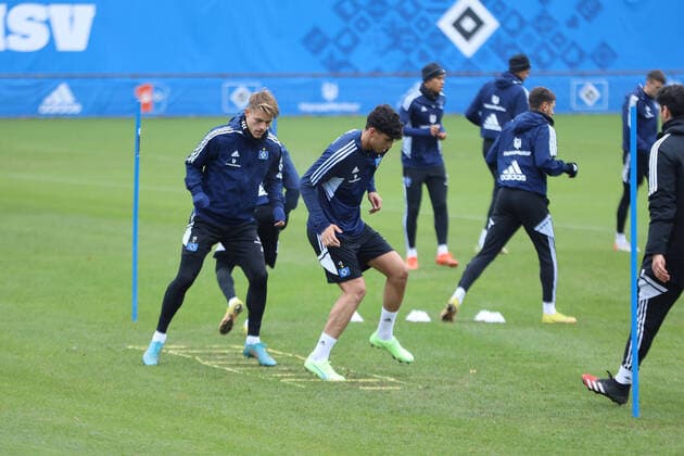 Sport Themen der Woche KW47 Fußball I Herren I 2. Bundesliga I Saison 2022 23 I Training des Hamburger SV I 25.11.2022 Miro Muheim (28, Hamburger SV) & Omar Megeed (41, Hamburger SV) beim Aufwärmtraining Hamburg am Volksparkstadion Hamburg Deutschland *** Soccer I Men I 2 Bundesliga I season 2022 23 I Hamburger SV training I 25 11 2022 Miro Muheim 28, Hamburger SV Omar Megeed 41, Hamburger SV during warm-up training Hamburg am Volksparkstadion Hamburg Germany Copyright: xLobeca VivianxPfaffx