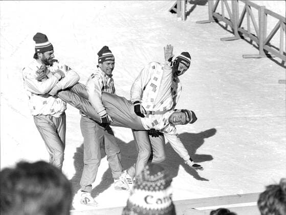 OS 1988 i Calgary. Längdskidor, herrar 4 x 10 km stafett. Fr. v. Thomas Wassberg, Jan Ottosson och Gunde Svan bär slutmannen Torgny Mogren, längdskidakare Sverige efter segern, glad, jublar, segergest 1988-02-22 (c) JOHANSSON BOSSE Aftonbladet IBL Bildbyra * * * EXPRESSEN OUT * * * AFTONBLADET 4226 svenska kändisar x2512x *** 1988 Olympics in Calgary Cross-country skiing, men 4 x 10 km relay Fr v Thomas Wassberg, Jan Ottosson and Gunde Svan carrying the final man Torgny Mogren, cross-country skier Sweden after the victory, happy, cheering, victory gesture 1988 02 22 c JOHANSSON BOSSE Aftonbladet IBL Bildbyra EXPRESSEN OUT AFTONBLADET 4226 Swedish celebrities x2512x  Copyright: xAftonbladet TTx OS CALGARY 1988