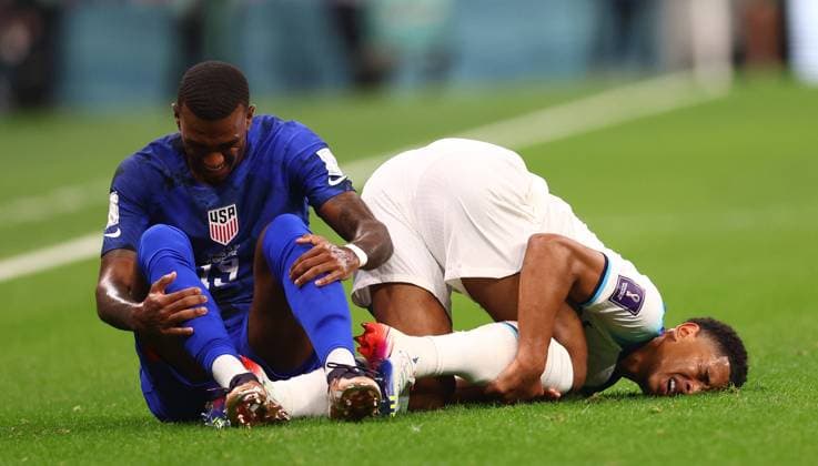 Al Khor, Qatar, 25th November 2022. Jude Bellingham of England (r) in pain following a tackle during the FIFA World Cup, WM, Weltmeisterschaft, Fussball 2022 match at Al Bayt Stadium, Al Khor. Picture credit should read: David Klein Sportimage EDITORIAL USE ONLY. No use with unauthorised audio, video, data, fixture lists, club league logos or live services. Online in-match use limited to 120 images, no video emulation. No use in betting, games or single club league player publications. SPI-2065-0018
