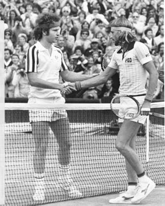 WIMBLEDON 1980, FINAL, MATCH ACTION. FR.V. JOHN MCENROE, TENNISSPELARE USA OCH BJÖRN BORG, TENNISSPELARE SVERIGE. BORG VANN MED 1-6,7-5,6-3,6-7,8-6. 1980-07-05 (c) HAMMETT KEITH Aftonbladet IBL Bildbyra * * * EXPRESSEN OUT * * * AFTONBLADET 3780 Stockholm Sverige x2512x *** WIMBLEDON 1980, FINAL, MATCH ACTION FR V JOHN MCENROE, TENNIS PLAYER USA AND BJÖRN BORG, TENNIS PLAYER SWEDEN BORG VANN WITH 1 6,7 5,6 3,6 7,8 6 1980 07 05 c HAMMETT KEITH Aftonbladet IBL Bildbyra EXPRESSEN OUT AFTONBLADET 3780 Stockholm Sweden x2512x  Copyright: xAftonbladet TTx Björn Borg vinner Wimbledon över Johan McEnroe 1980