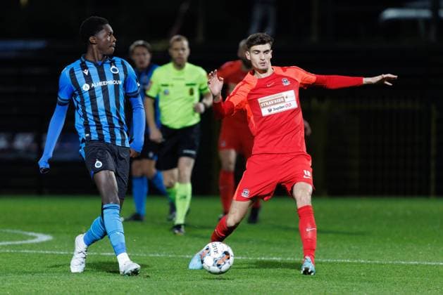 Club NXT s Noah Mbamba and Dender s Lennard Hens fight for the ball during a soccer match between Club NXT (U23) and Dender EH, Friday 25 November 2022 in Roeselare, on day 15 of the 2022-2023 Challenger Pro League 1B second division of the Belgian championship. KURTxDESPLENTER  x53747880x