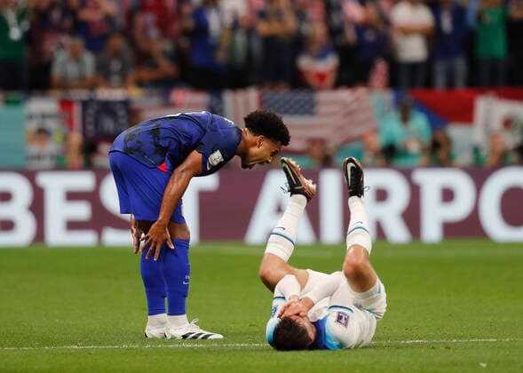 Sport Themen der Woche KW47 Sport Bilder des Tages England v USA 2022 FIFA World Cup, WM, Weltmeisterschaft, Fussball Mason Mount of England is found by Weston McKennie of United States of America during the 2022 FIFA World Cup Group B match at Al Bayt Stadium, Al Bayt Content Not Available For UK Newspapers Copyright: xPaulxChestertonx FIL-17644-0065 UK Newspapers OUT