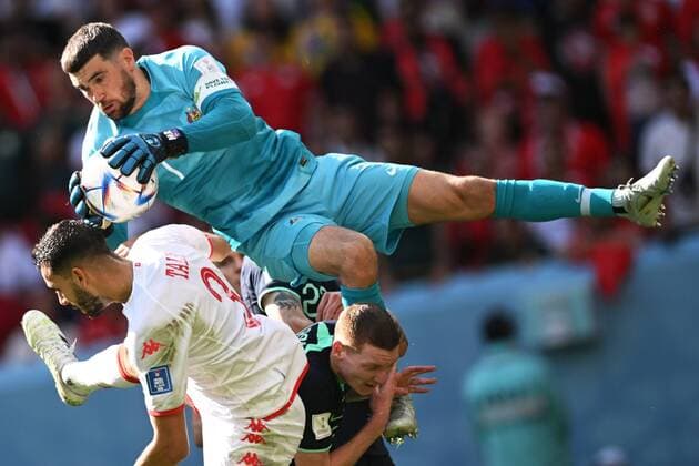 Sport Bilder des Tages Qatar Soccer World Cup Tunisia - Australia 8325120 26.11.2022 Australia s goalkeeper Mathew Ryan makes a save during the Qatar 2022 World Cup Group D soccer match between Tunisia and Australia at the Al Janoub Stadium in Al Wakrah, Qatar. Grigory Sysoev Sputnik Doha Qatar  Copyright: xGrigoryxSysoevx