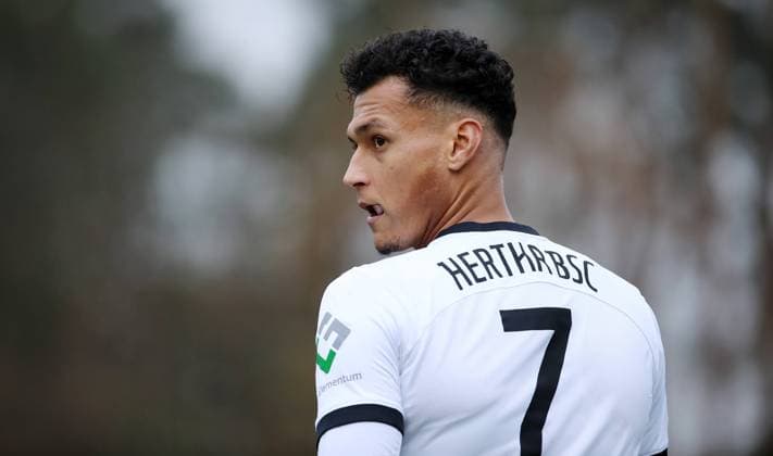 Davie Selke Aktion Oberkoerper Oberkörper von hinten Fußball Fussball DFL Bundesliga Herren Testspiel Saison 2022 2023 26.11.2022 Ludwigsfelder FC LFC vs Hertha BSC Berlin