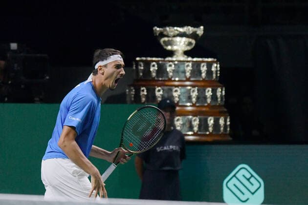 MALAGA, SPAIN - NOVEMBER 26 : Lorenzo Sonego during the Davis Cup by Rakuten Finals 2022 semi-finals match between Italy and Canada at Palacio de los Deportes Jose Maria Martin Carpena on November 24, 2022 in Malaga, Spain Copyright: xAndreaxRositox DSC_0178